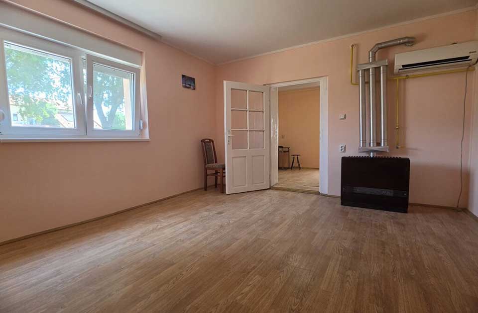 FOTO: Renovirana kuća u Zrenjaninu za 75.000 evra – ima dvorište i pomoćni objekat