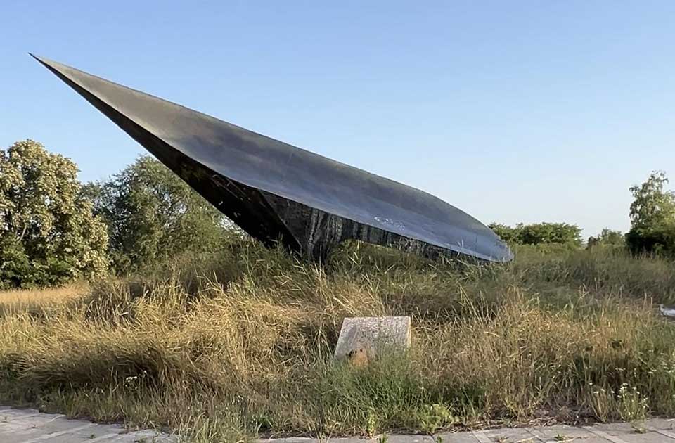 VIDEO: Spomenik „Raonik“ vandalizovan i zapušten, ni spomen-ploča više nije na svom mestu VIDEO: Spomenik „Raonik“ vandalizovan i zapušten, ni spomen-ploča više nije na svom mestu