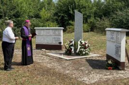 Zrenjaninski biskup Mirko Štefković prisustvao komemoraciji žrtvama logora Knićanin