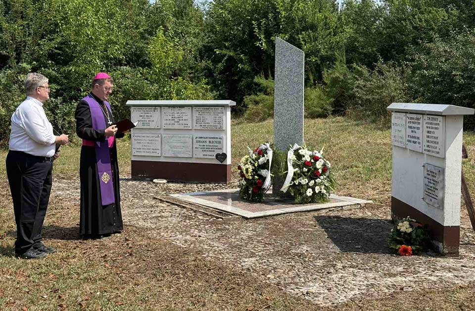 Zrenjaninski biskup Mirko Štefković prisustvao komemoraciji žrtvama logora Knićanin Zrenjaninski biskup Mirko Štefković prisustvao komemoraciji žrtvama logora Knićanin