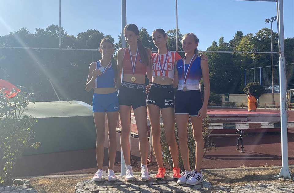 Nova atletska nada iz Lazareva blista na stazi: Vera Tasić osvojila medalju i oborila lični rekord Nova atletska nada iz Lazareva blista na stazi: Vera Tasić osvojila medalju i oborila lični rekord
