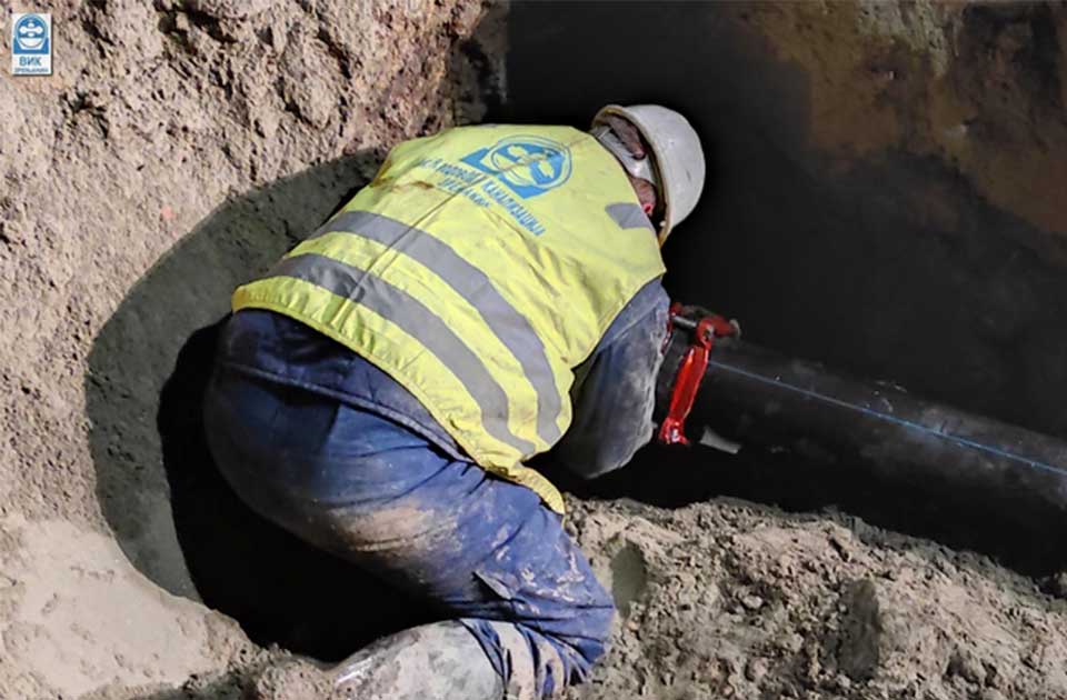 Voda isključena tokom noći: Radnici čekali da se pomere parkirana vozila Voda isključena tokom noći: Radnici čekali da se pomere parkirana vozila
