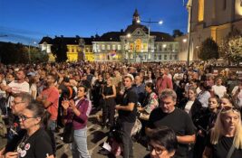 FOTO, VIDEO: Zrenjanin ih je večeras dočekao ovacijama – studenti biciklisti doneli Ustav Srbije