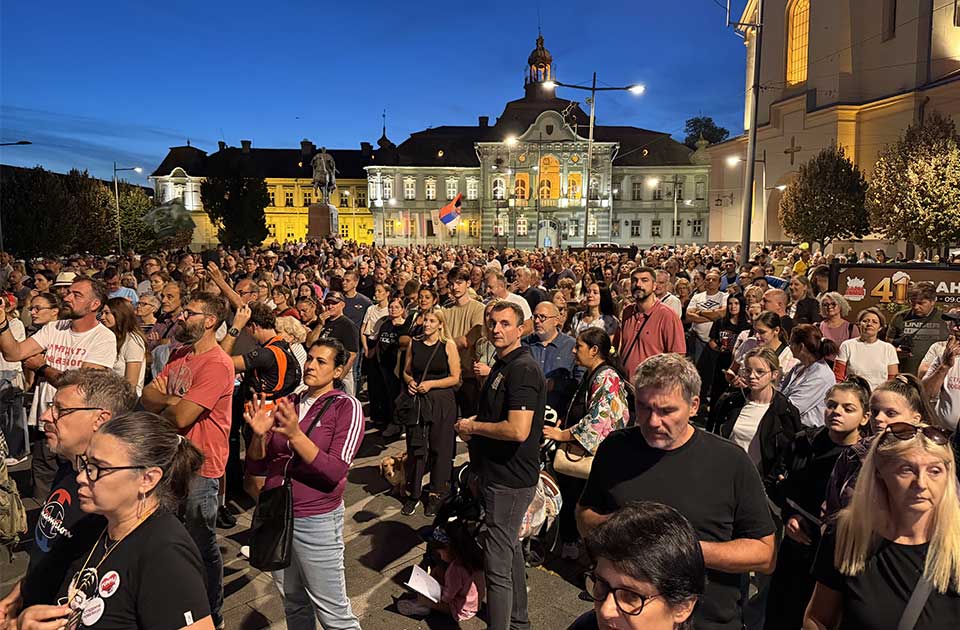 FOTO, VIDEO: Zrenjanin ih je večeras dočekao ovacijama – studenti biciklisti doneli Ustav Srbije