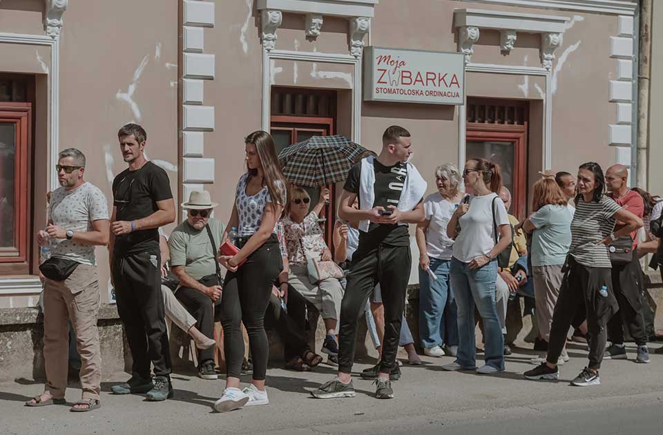 FOTO: Gužva do poslednjeg trenutka – mnogi Zrenjaninci nisu stigli da daju potpis Studentskoj listi