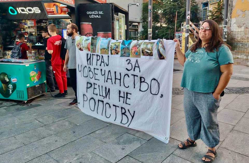 ZSF na Ekspo karavanu razvio transparent „Igraj za čovečanstvo, reci NE ropstvu“ ZSF na Ekspo karavanu razvio transparent „Igraj za čovečanstvo, reci NE ropstvu“
