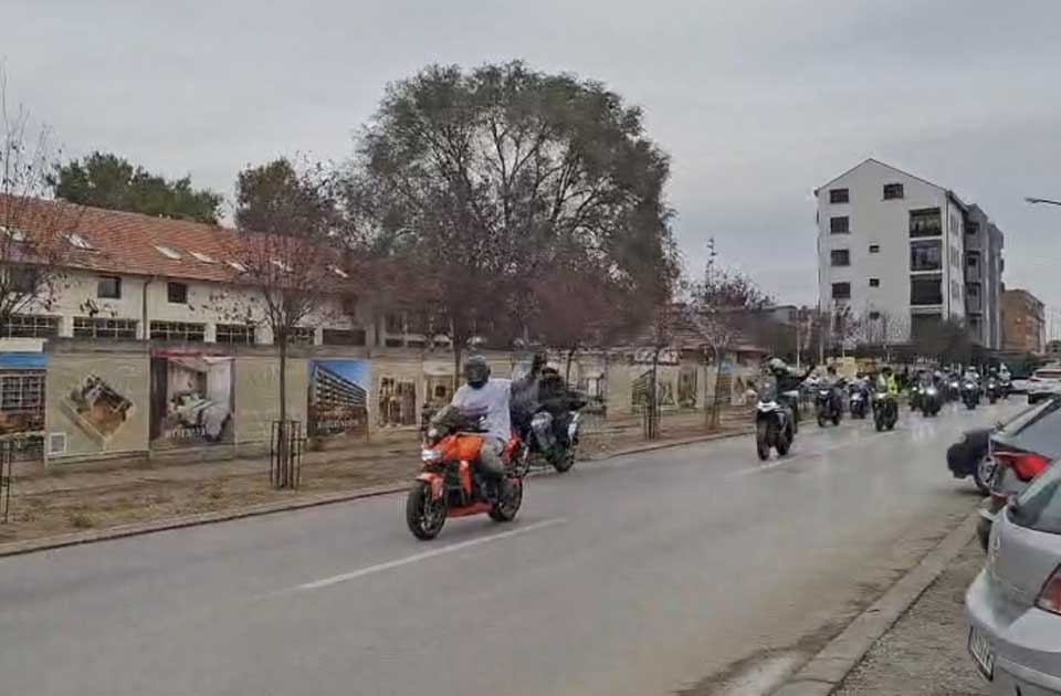 VIDEO: Bajkeri koji podržavaju studente stigli u Zrenjanin, dočekali ih sugrađani VIDEO: Bajkeri koji podržavaju studente stigli u Zrenjanin, dočekali ih sugrađani