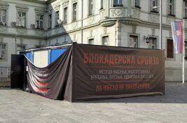 Privatno obezbeđenje čuvalo „Crnu kutiju“, dok su je prolaznici uglavnom zaobilazili