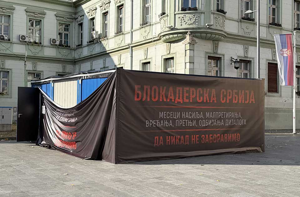 Privatno obezbeđenje čuvalo „Crnu kutiju“, dok su je prolaznici uglavnom zaobilazili Privatno obezbeđenje čuvalo „Crnu kutiju“, dok su je prolaznici uglavnom zaobilazili