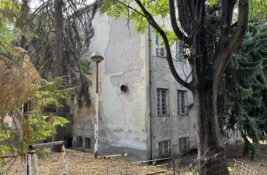FOTO, VIDEO: Nekadašnji Dom vojske i dalje propada, iako mu je grad namenio novu ulogu