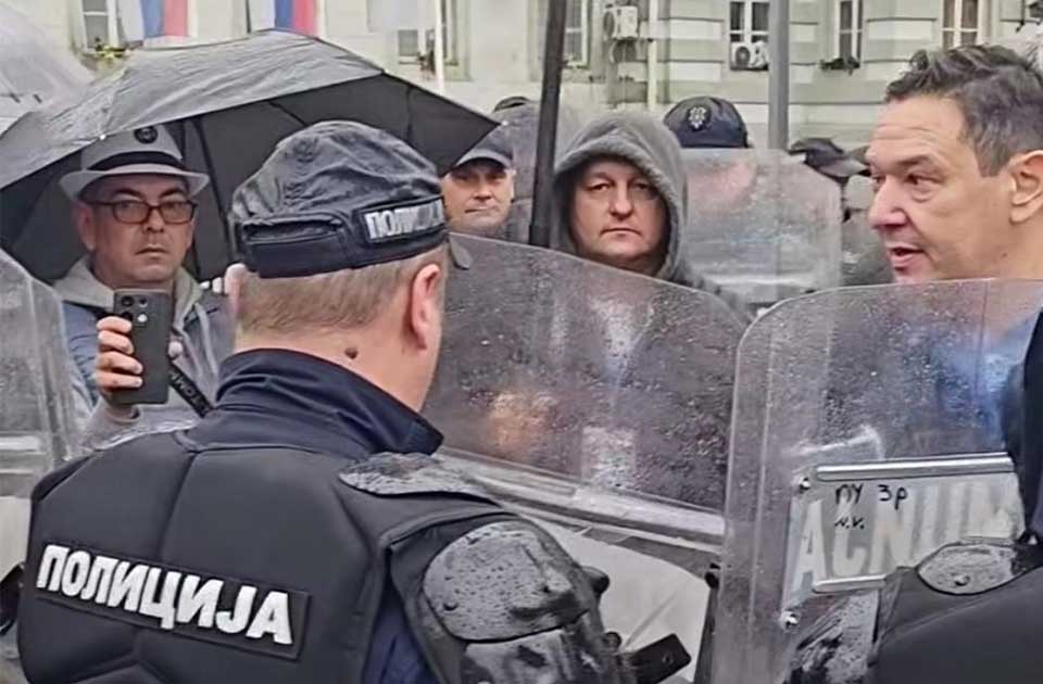 PUF: Aktivisti želeli da postave pitanja Vučiću, završili u policijskoj stanici PUF: Aktivisti želeli da postave pitanja Vučiću, završili u policijskoj stanici